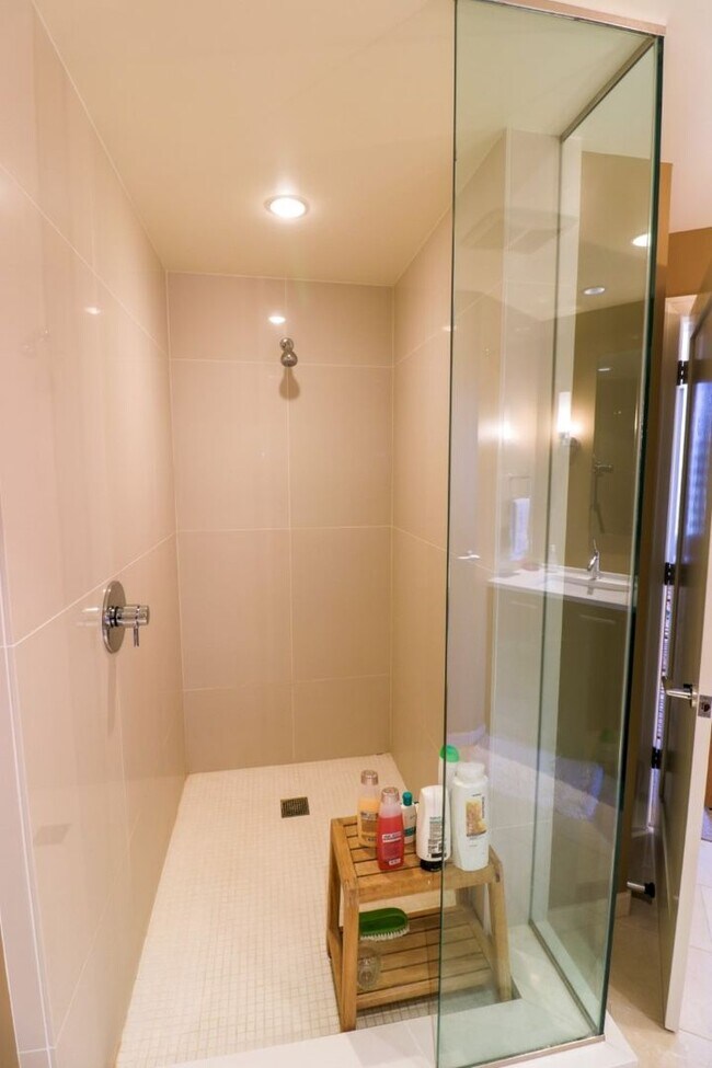 Building Photo - 1Bd/1.5BA Bellevue Condo