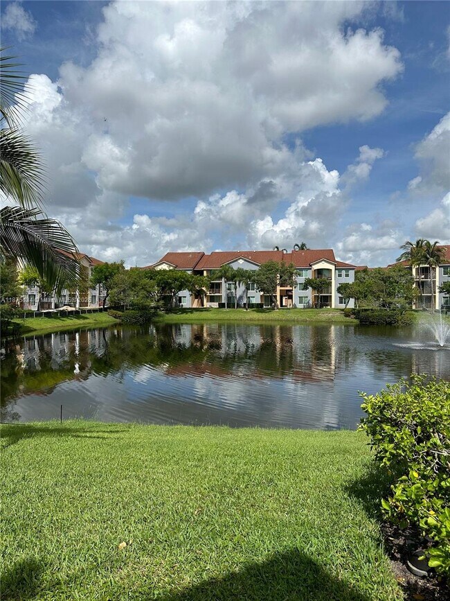 Building Photo - 911 Villa Cir