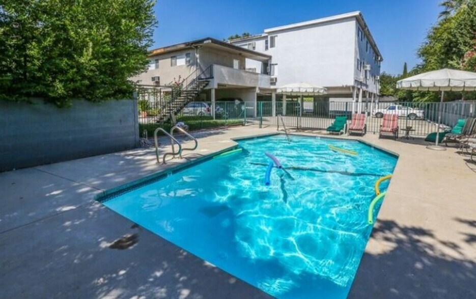 Building Photo - 634 W Sierra Madre Blvd