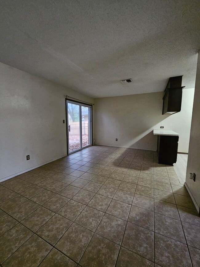 Building Photo - (3) Bed/(2) Bath Avail NOW! Pets Negotiable!