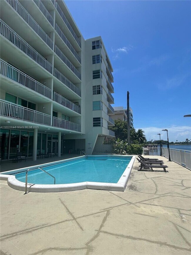 Building Photo - 9500 W Bay Harbor Dr