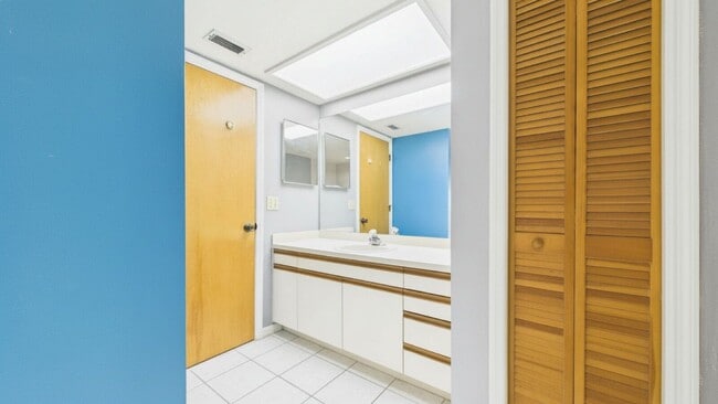 Building Photo - 9479 Tara Cay Ct