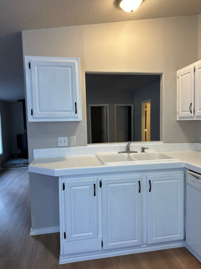 Building Photo - Adorable home in La Pine area, 1.5 acres fully fenced!!