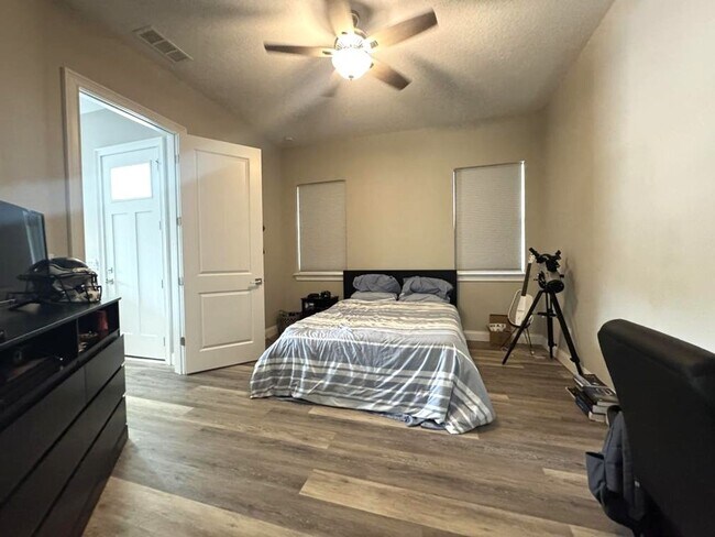 Building Photo - 4 Bedroom in Tomoka View