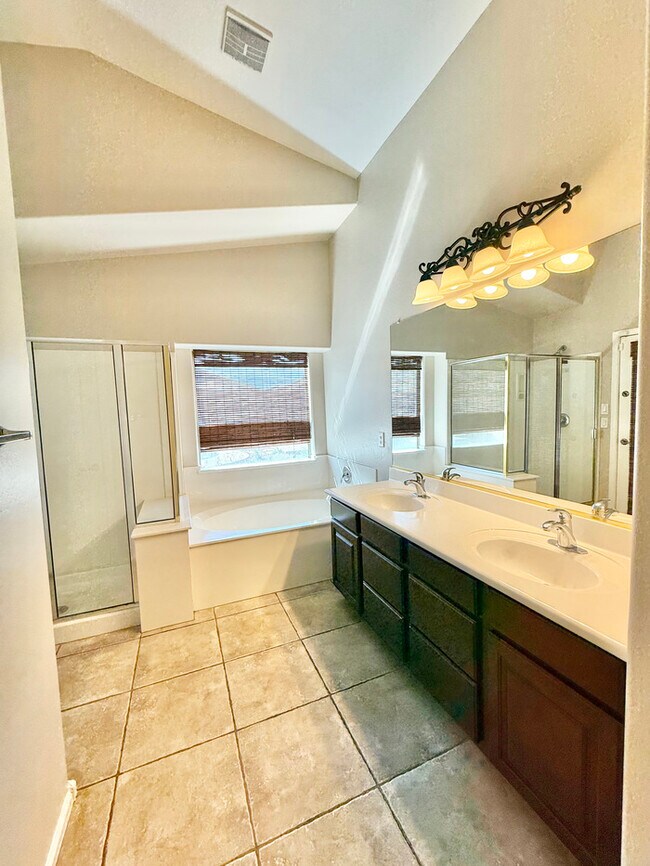 Building Photo - Amazing 4-Bedroom Home W/ POOL Service