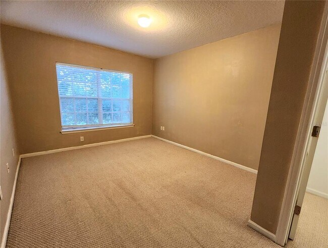 Building Photo - 712 Crest Pines Dr