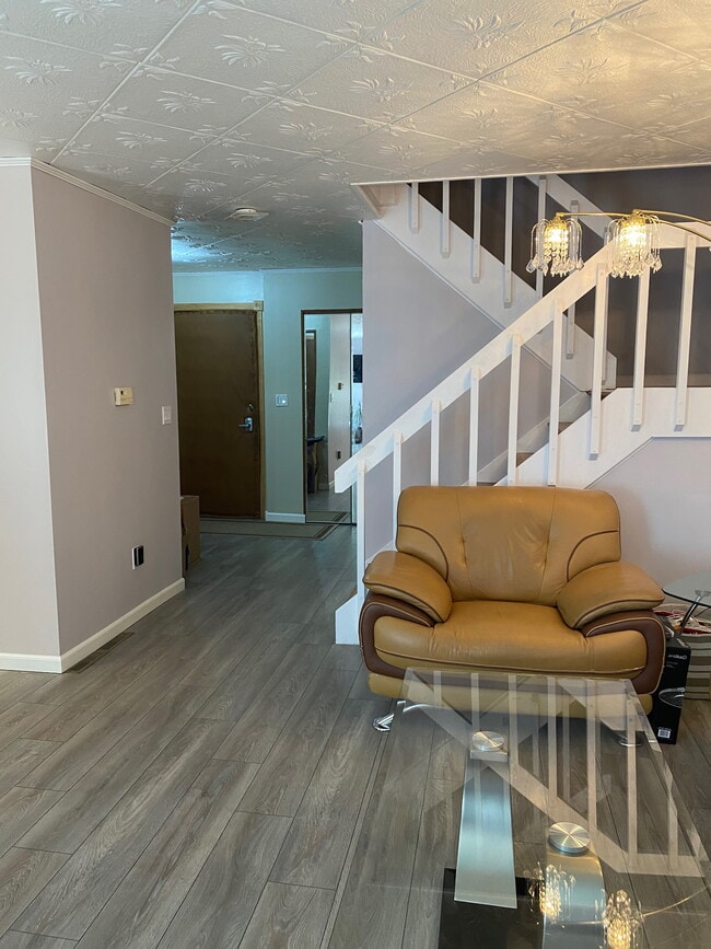 Building Photo - 16 Greenbriar Dr