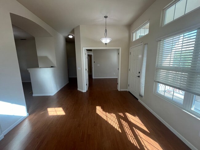Building Photo - Beautiful Clean 3 Bedroom 2 Bath 1451 Sqft...