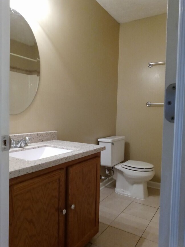 Building Photo - 3 bd/ 2 ba located MINUTES from Fort Bragg! Quiet Neighborhood!