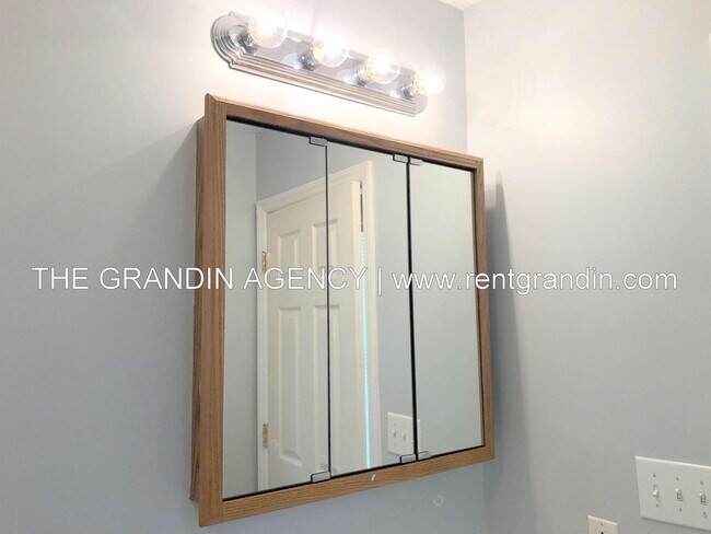 Building Photo - 1811 Meadows Ct