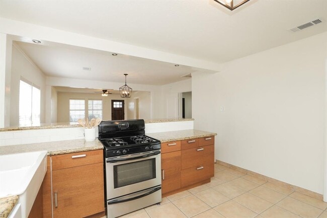 Building Photo - 905 Kern St