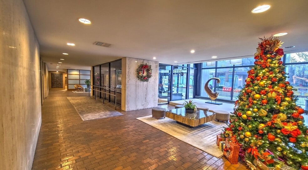 Building Photo - 5445 N Sheridan Rd