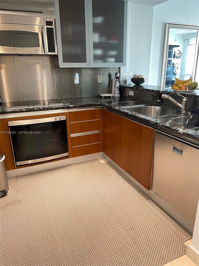 Building Photo - 520 West Ave