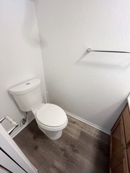 Building Photo - 109 E Rosewood Ct