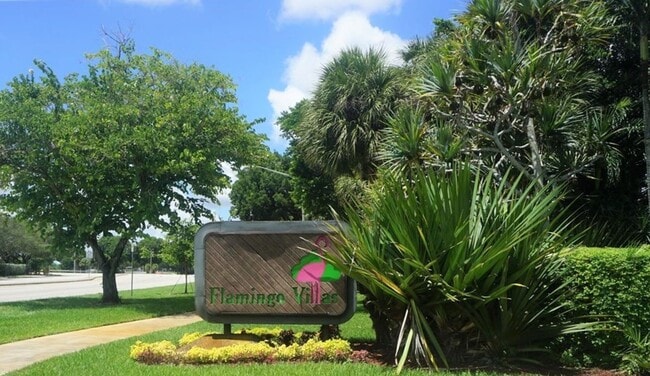 Building Photo - Flaming Villas 2/2.5 Townhouse in Pembroke...