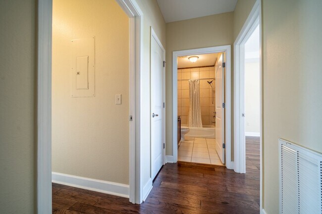 Building Photo - Lakefront Condo for Rent | 2 Bed, 2 Bath |...