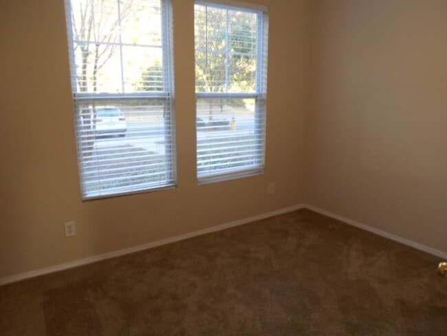 Building Photo - 3 bedroom, 3 bath townhome in Kiskadee Parke