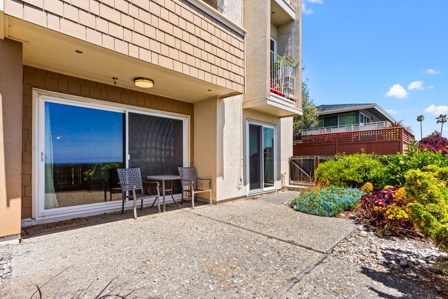 Building Photo - Beautiful 2 Bedroom Corner Unit on the Bea...