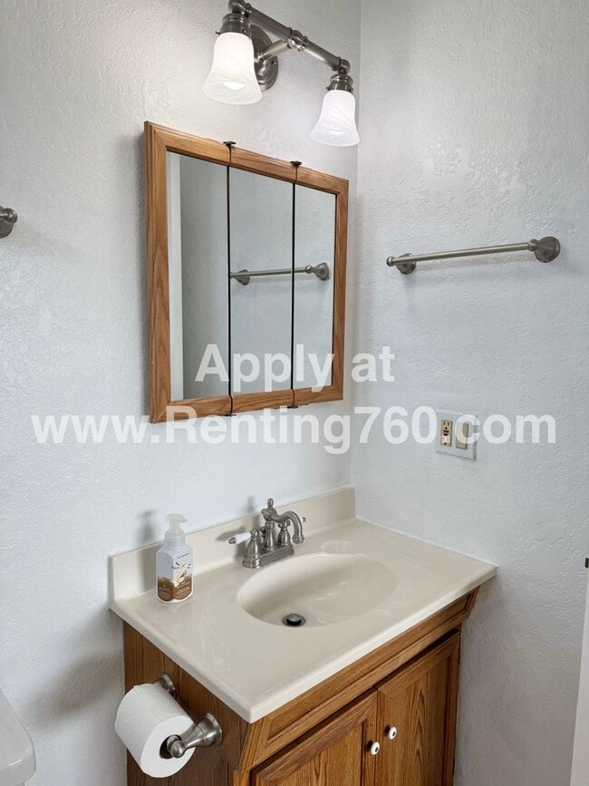 Building Photo - Spacious and Clean 2 bed Home In Joshua Tree