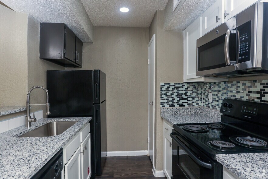 2BR, 2BA - B1 - Kitchen - Varsity View