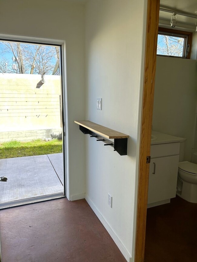 Building Photo - 209 Cornell Dr SE