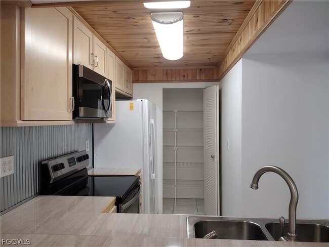 Building Photo - 1069 Villa Dr