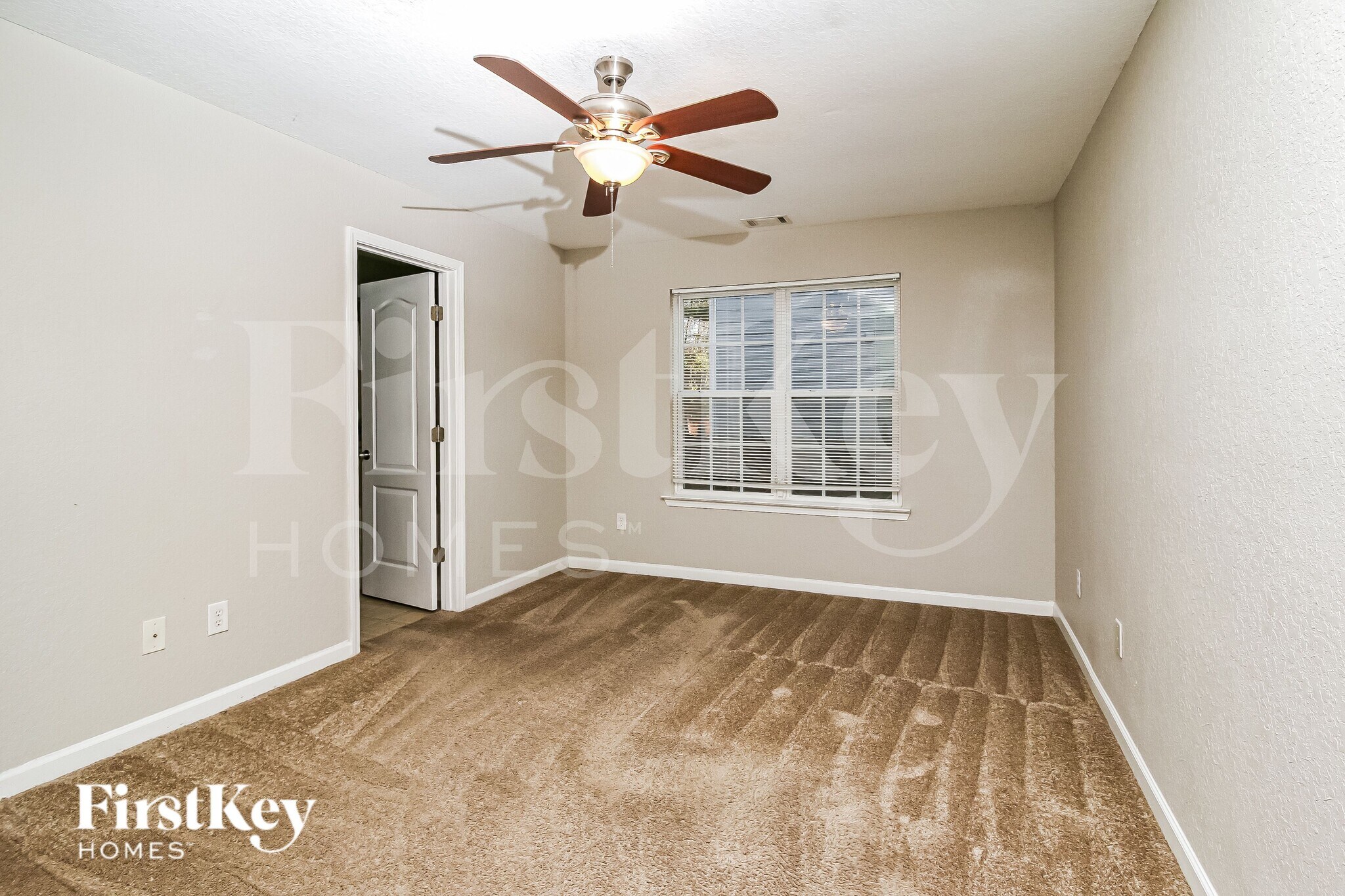 Building Photo - 355 Lakeside Point