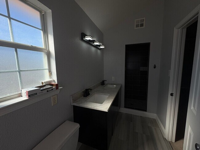 Building Photo - EASTSIDE HOME FOR RENT IN "THE TIERRAS"