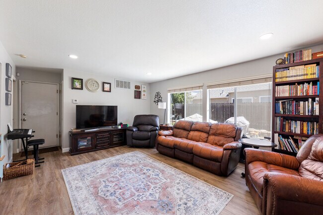 Building Photo - 907 Shadywood Cir