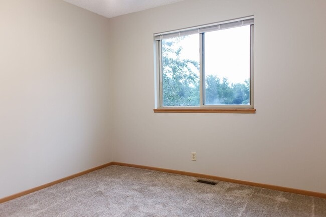 Building Photo - 3 bedroom, 2.5 bath townhouse in NW Lincoln