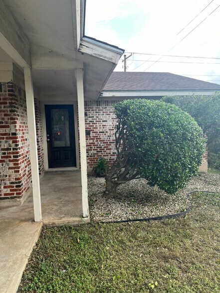 Building Photo - 1508 Valleyridge Dr