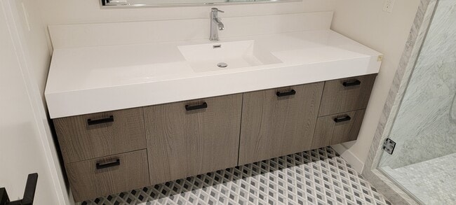 MASTER BATH - 723 Westmount Dr