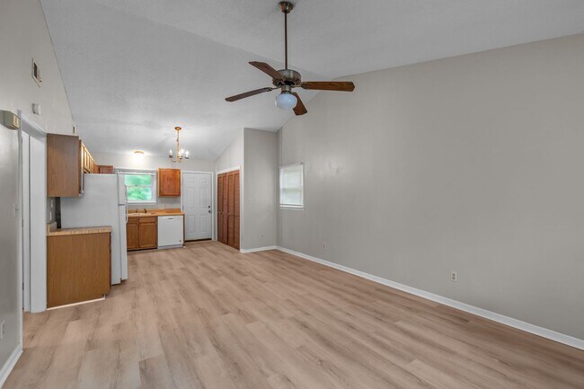 Building Photo - 2 Bedroom 1 Bathroom Duplex
