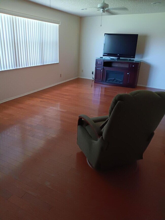 Building Photo - 5730 Fernley Dr E