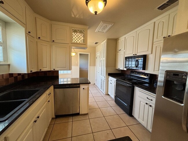 Building Photo - Spacious 3/2 in Tech Terrace w/ option to ...