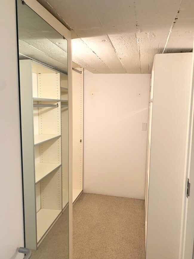 Building Photo - STUNNING LARGE CORNER LIVE/WORK 1 BED+ DEN...