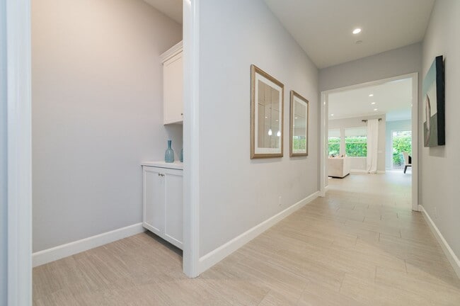 Building Photo - Fully Renovated 2 Bed, 2.5 Bath + Den Single Story Home Available NOW in Eastwood Village in Irvine!