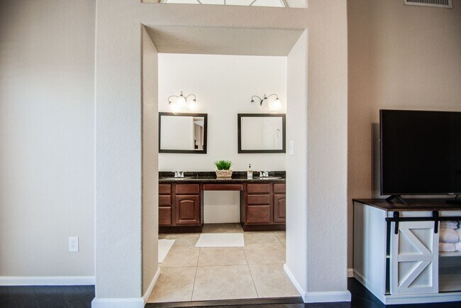 Building Photo - 4bd, 3ba on Arrowhead Golf Course!