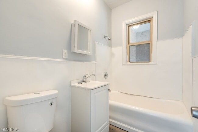 Building Photo - 2840 S Moreland Blvd