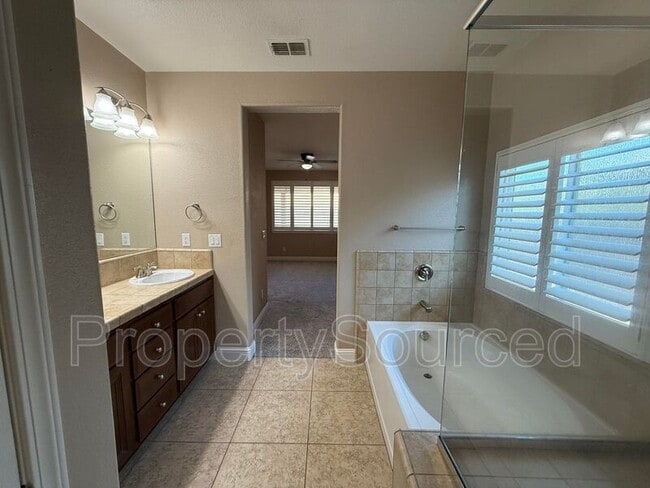 Building Photo - 2223 Ravenbrook Ln