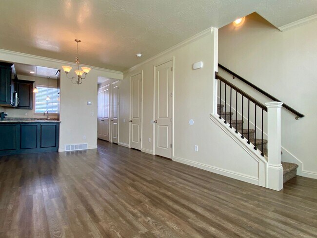 Building Photo - 2 Bed/1.5 Bath Townhouse in Provo