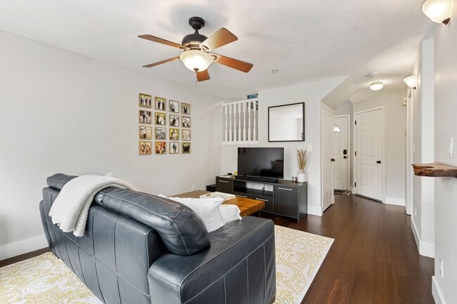 Building Photo - Lovely Townhouse in Kenton with Fenced Yard and Attached Garage