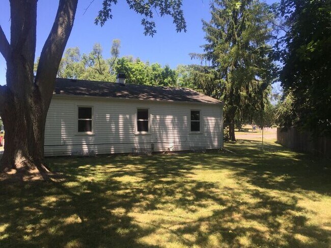 Building Photo - $1475 Charming, remodeled 3-Bed/1-Bath 952...