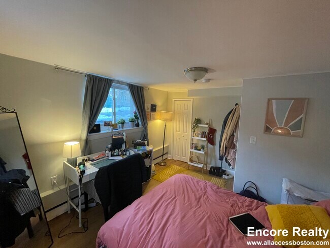 Building Photo - 63 Selkirk Rd