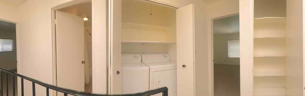 Full-Size Laundry - 3033 Hollycrest Dr