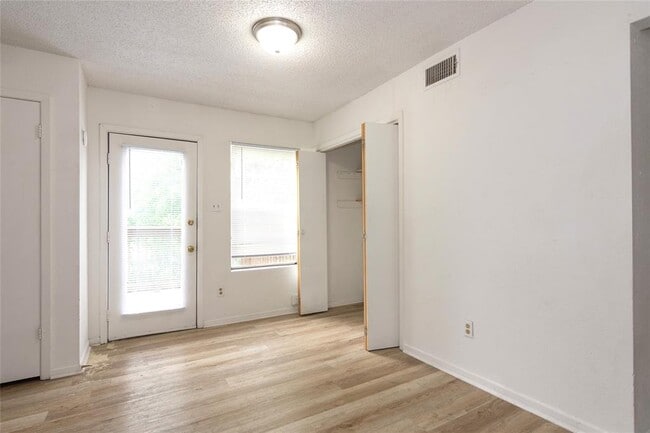 Building Photo - 1607 Onion Creek Village Dr