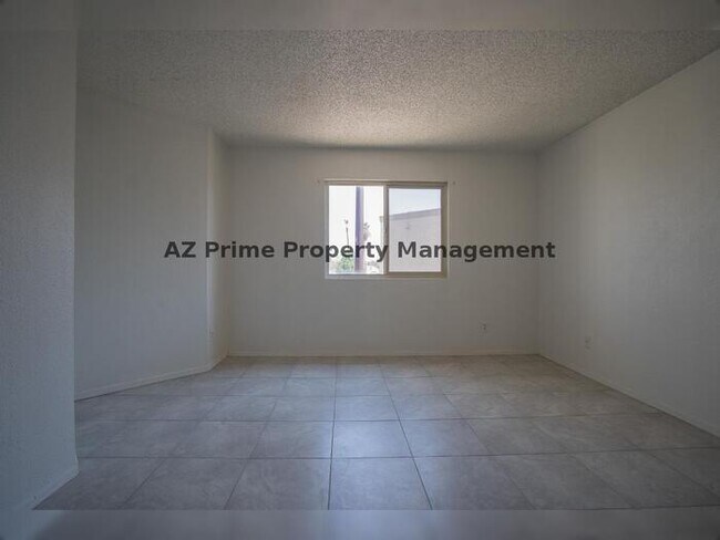 Building Photo - 2220 W Dora St