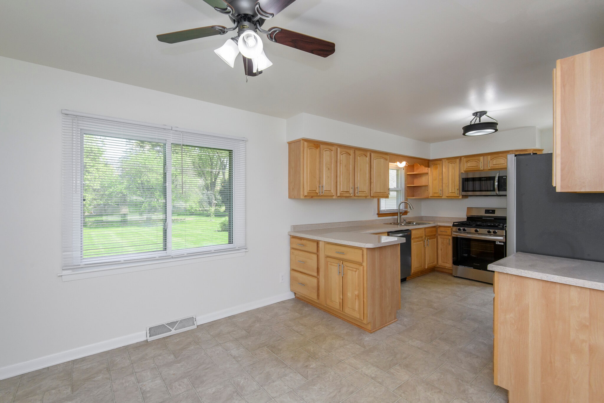 Building Photo - W149N6158 Pocahontas Dr