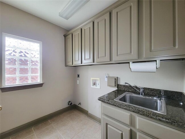 Building Photo - Luxury three bedroom with three and half b...