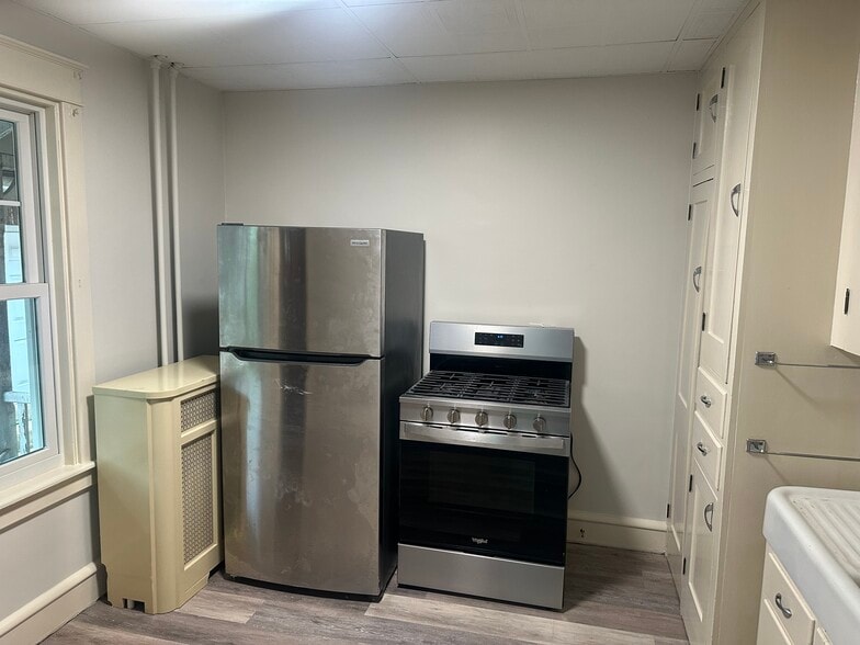 Building Photo - 700 Carsonia Ave